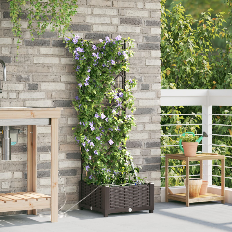 Gartenpflanzen mit Bewässerungssystem Braun
